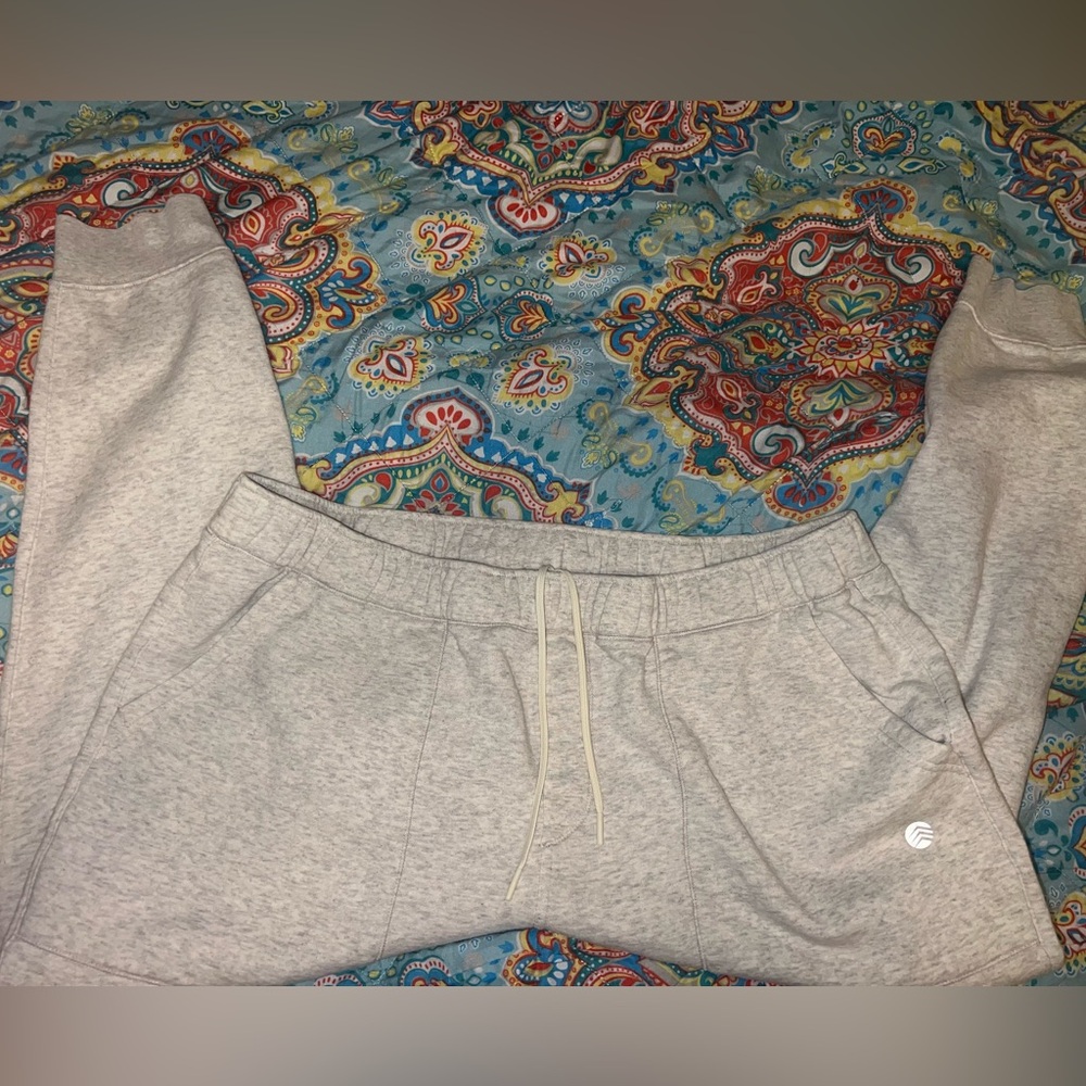 Men’s Solaris joggers.